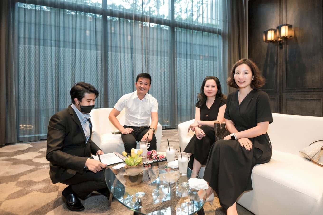 Vợ chồng anh Phú (giữa) trải nghiệm dịch vụ concierge tại Marriott The Surawongse.