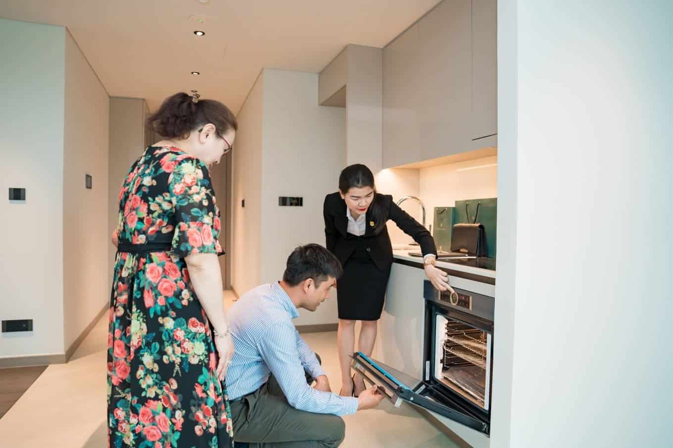 Chủ nhân căn hộ hàng hiệu được nhân viên hướng dẫn sử dụng các thiết bị nội thất.