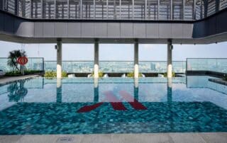 Hồ bơi sân thượng bên trong tòa Lake với tầm nhìn toàn cảnh trung tâm TP HCM.