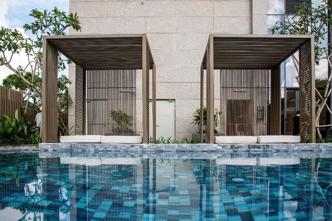 Không gian hồ bơi ngoài trời 143 m2 cùng Sun Lounge tắm nắng chuẩn Marriott.